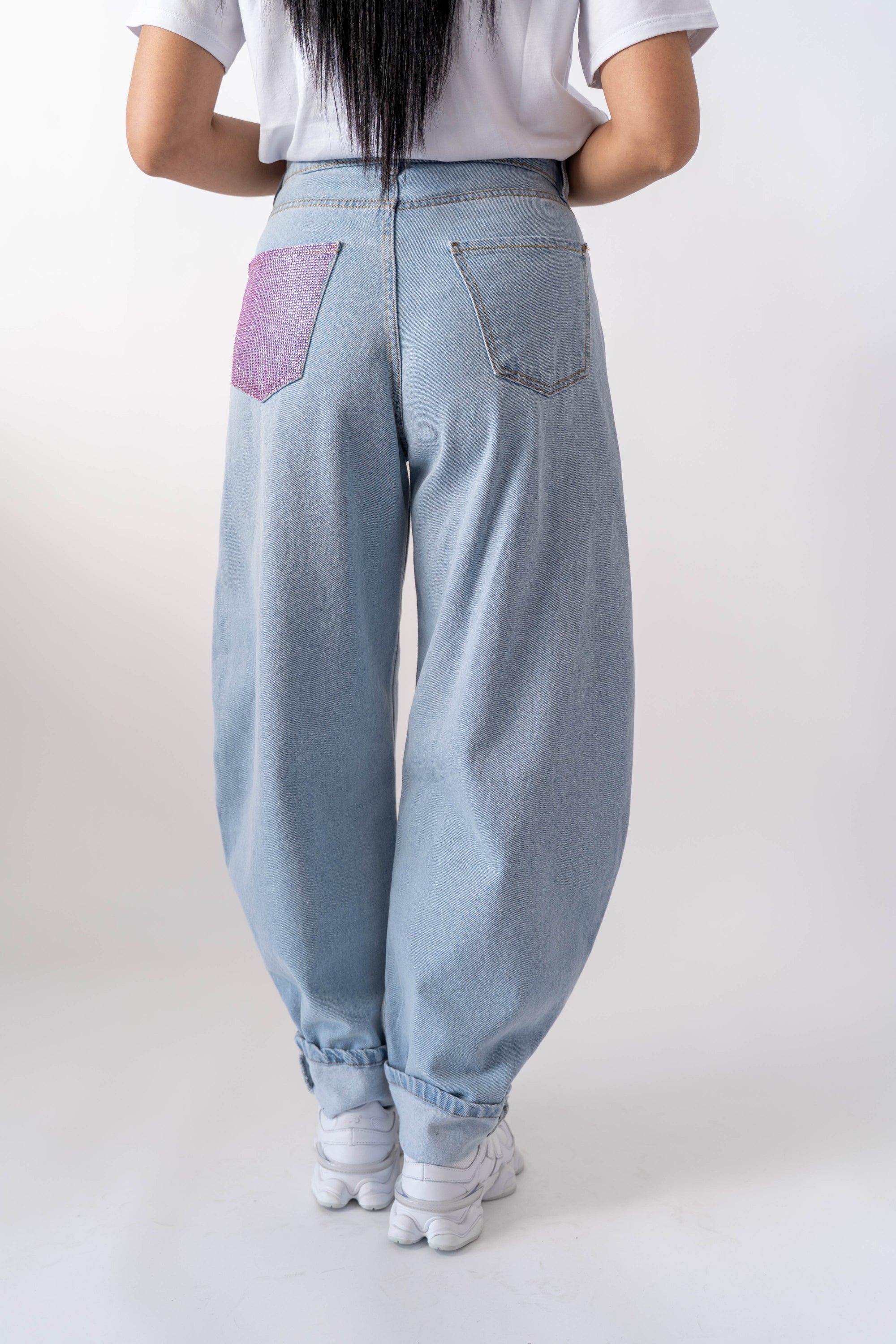 Jeans Balloon Con Strass Alla Tasca - Stylish Moda