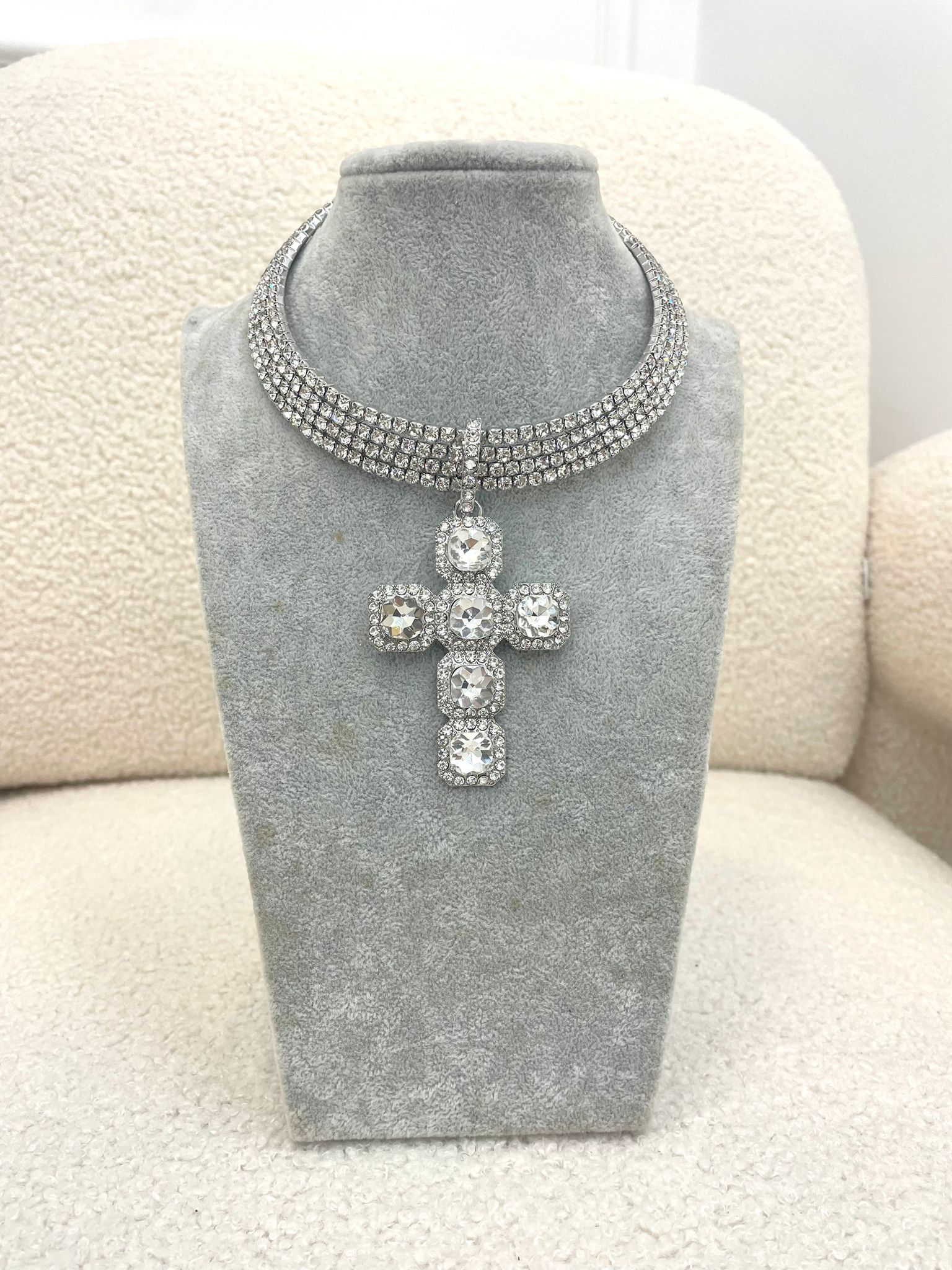 Collana Girocollo Con Strass E Croce Pendente