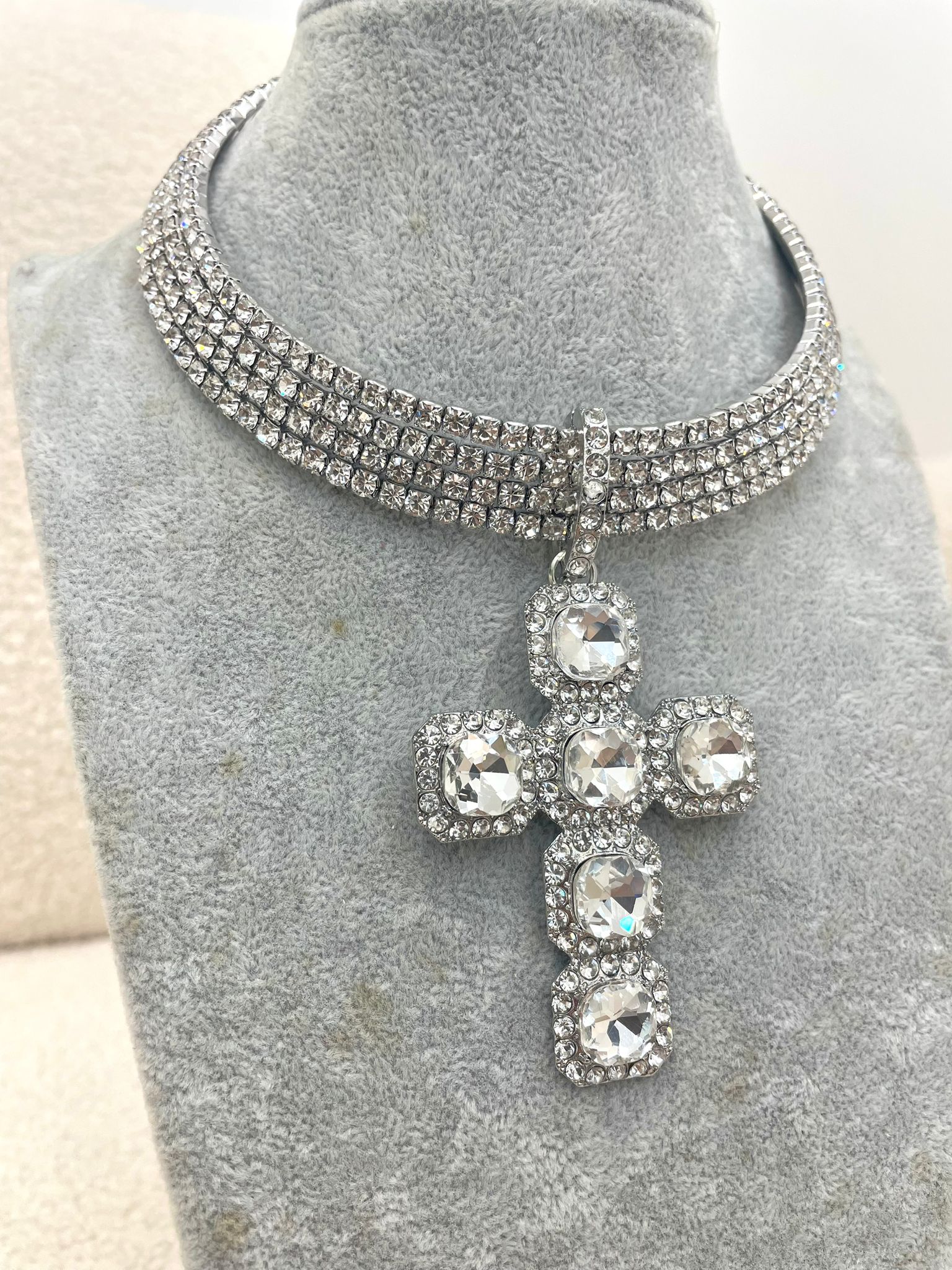 Collana Girocollo Con Strass E Croce Pendente