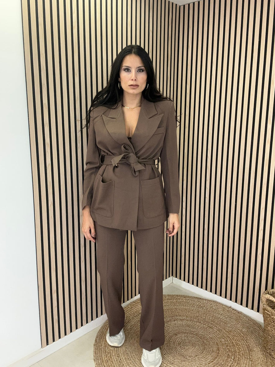 Tailleur Giacca Con Fusciacca E Pantalone Gamba Dritta