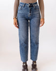 Jeans Mom Con Orlo Taglio Vivo