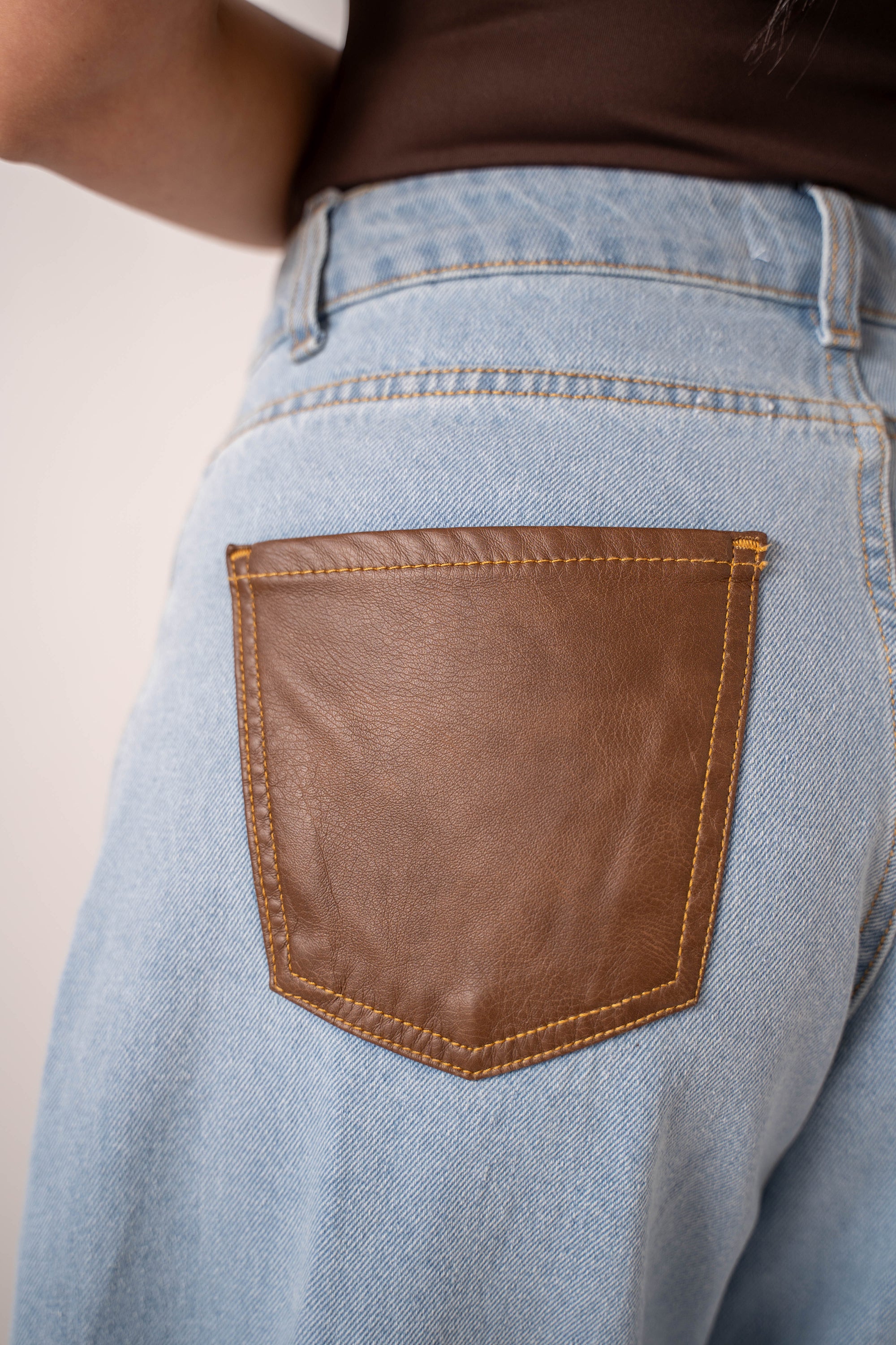 Jeans Con Tasche Marroni - Stylish Moda