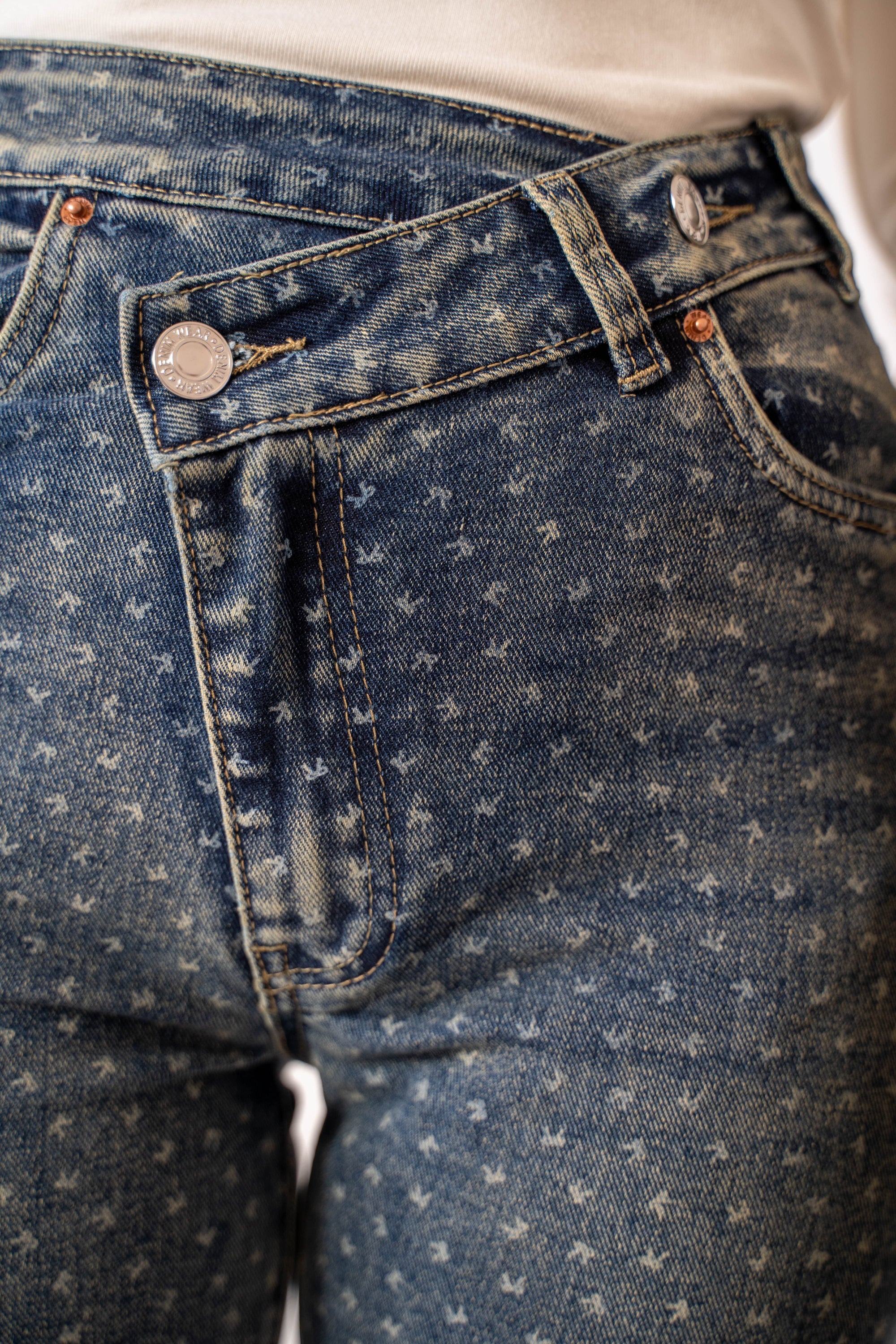 Jeans Con Abbottonatura Trasversale
