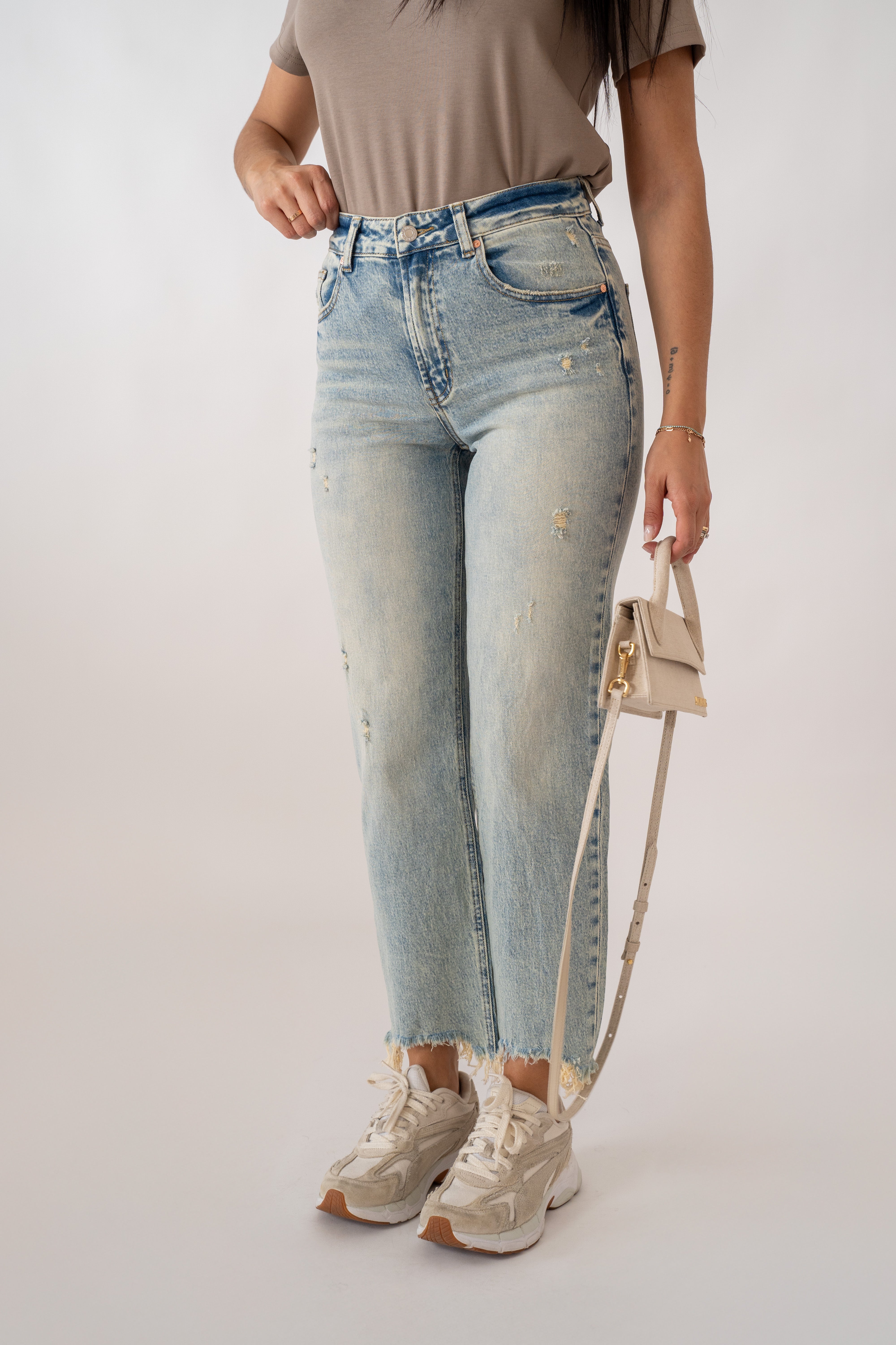 Jeans Straight Con Rotture