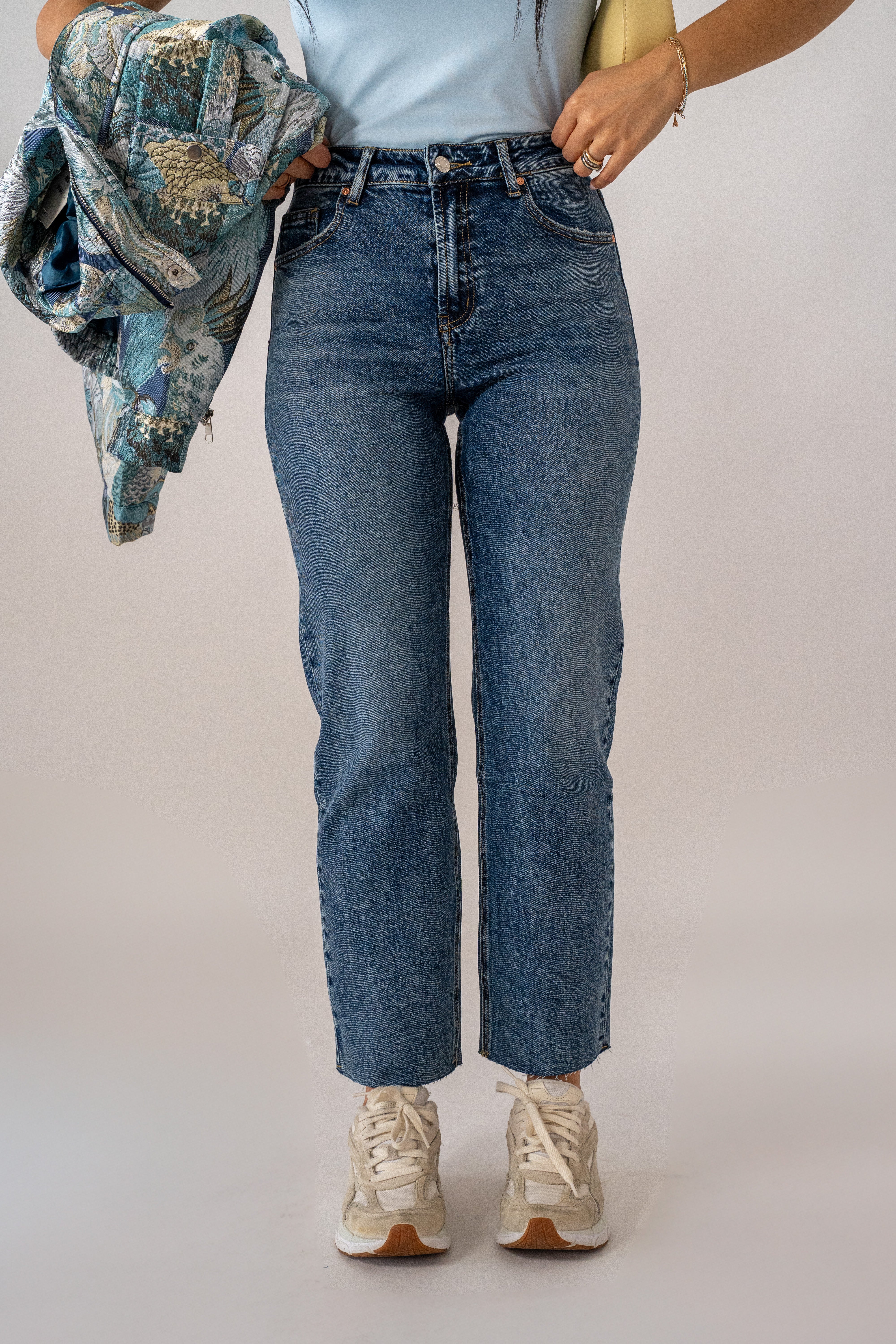 Jeans Mom Con Orlo Taglio Vivo