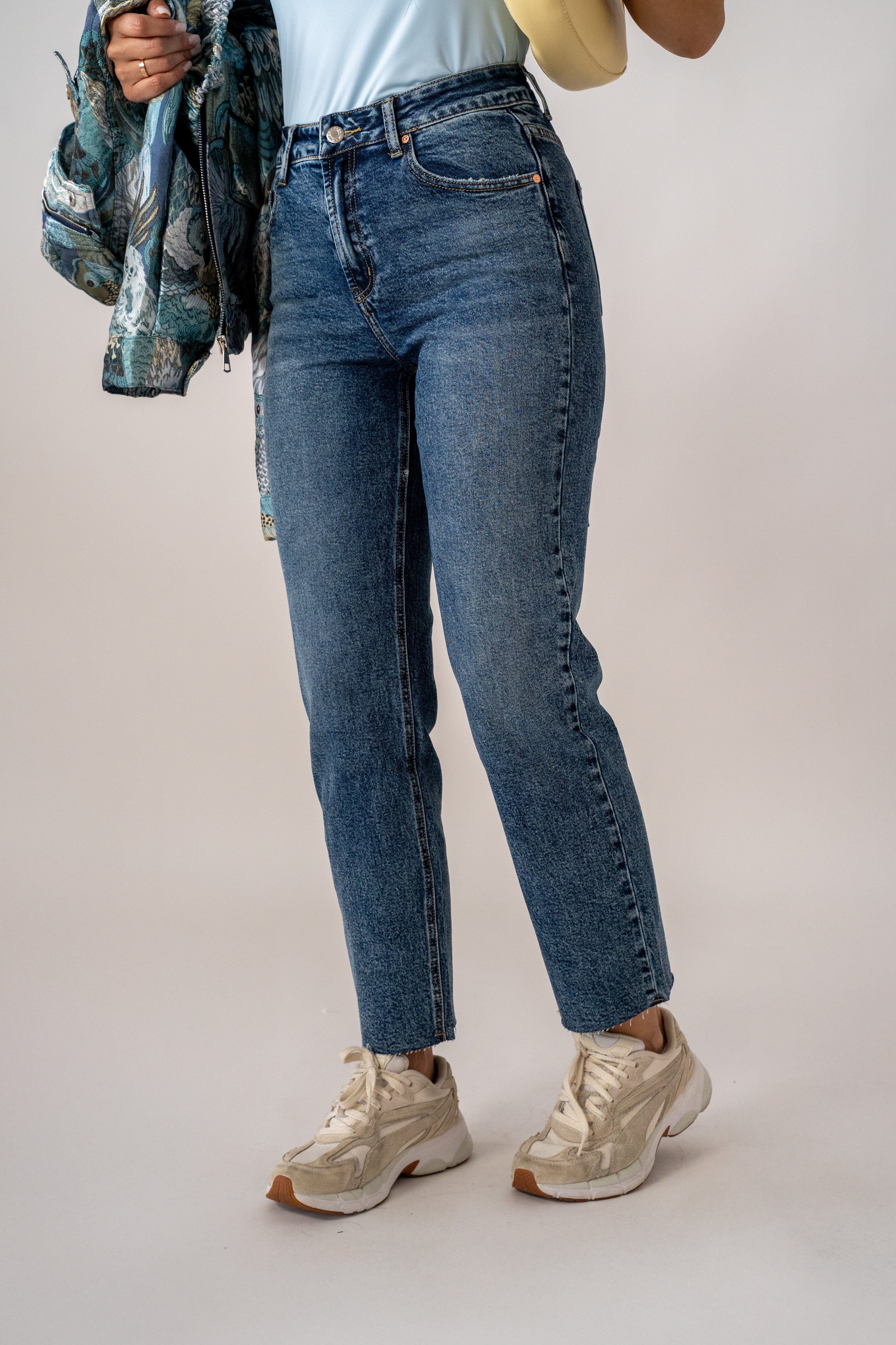 Jeans Mom Con Orlo Taglio Vivo