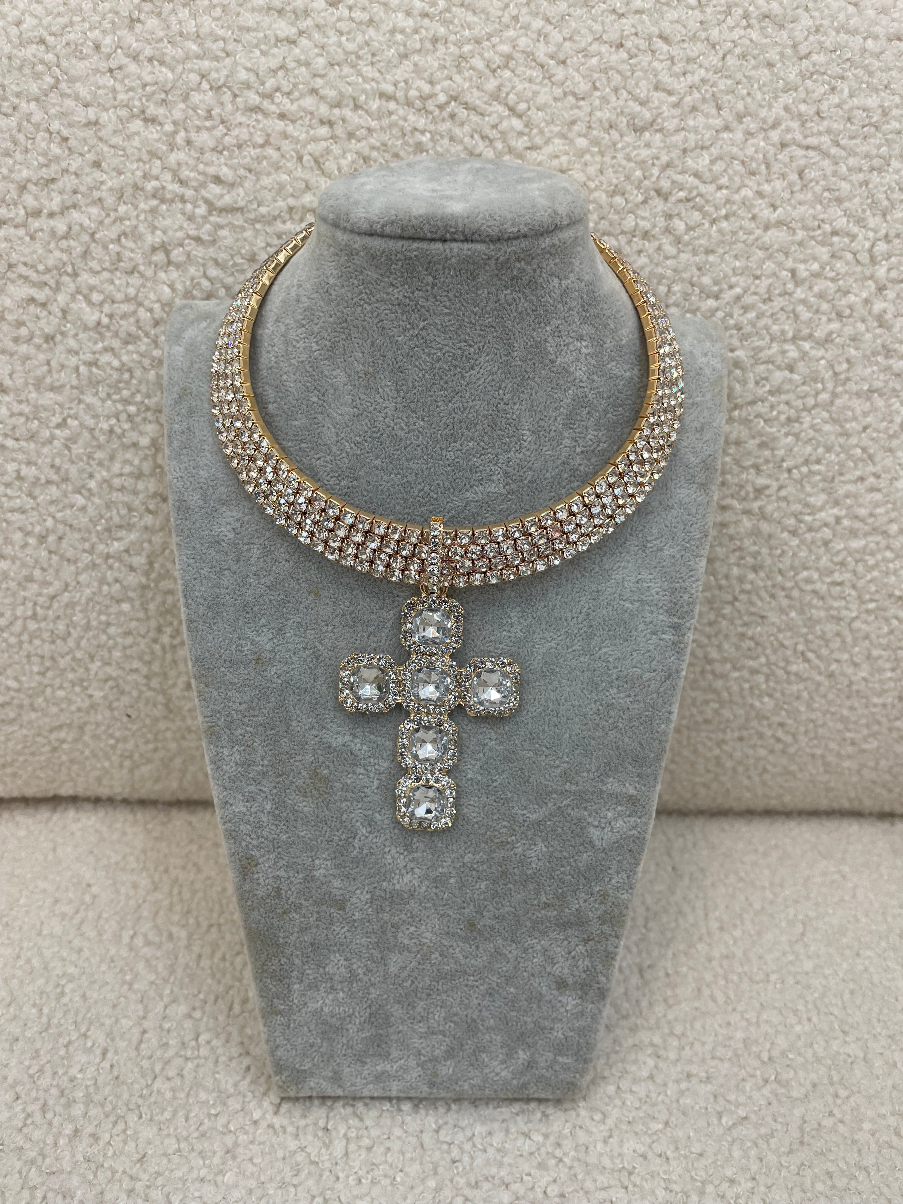 Collana Girocollo Con Strass E Croce Pendente