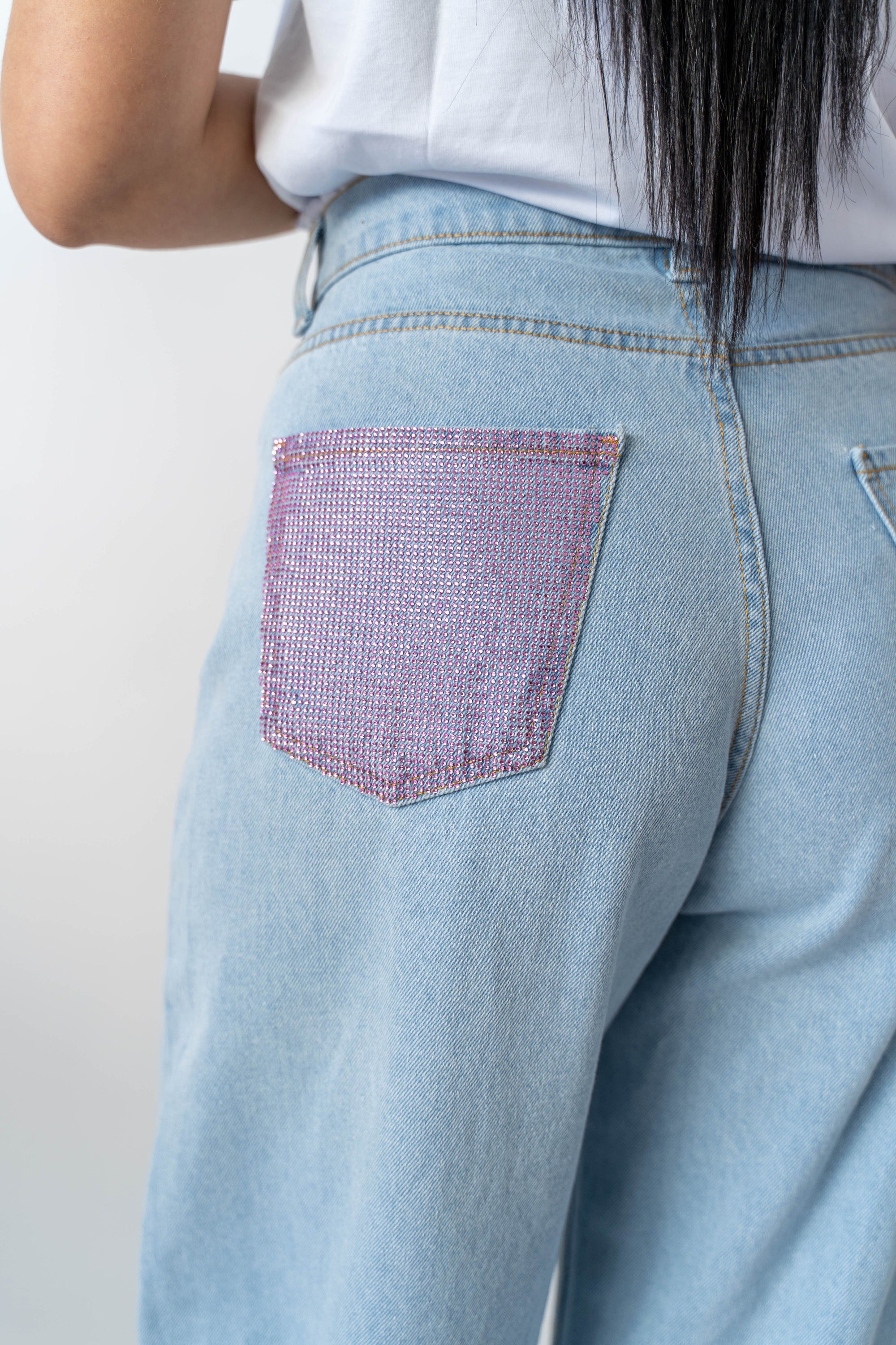 Jeans Balloon Con Strass Alla Tasca - Stylish Moda