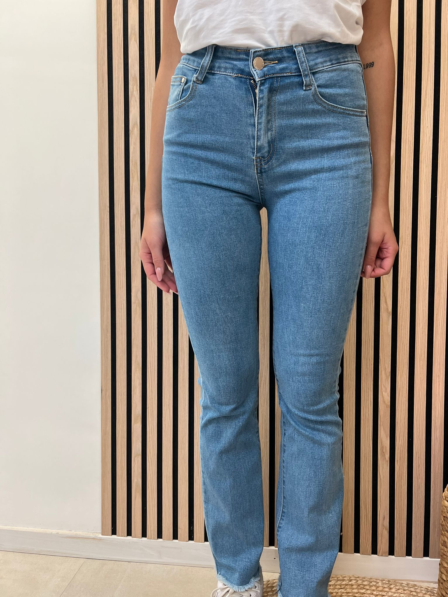 Jeans Flare Con Orlo Sfrangiato