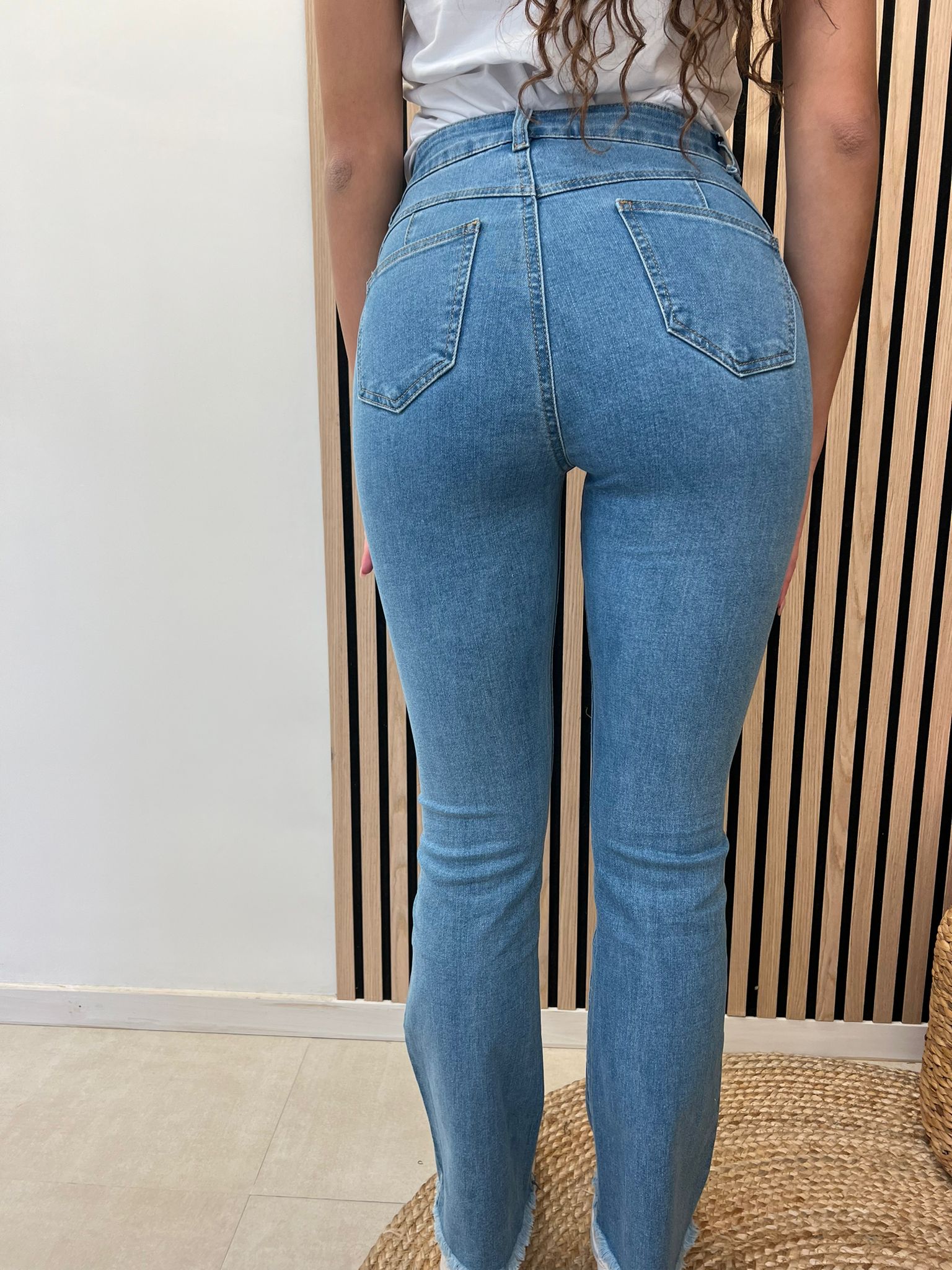 Jeans Flare Con Orlo Sfrangiato